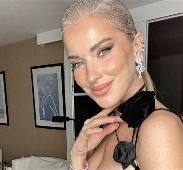 Burcu Esmersoy gençlik fotoğrafıyla olay yarattı