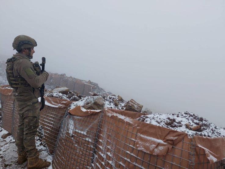 Eksi 20 derecede ve 5 metreye yakın karda vatan nöbeti