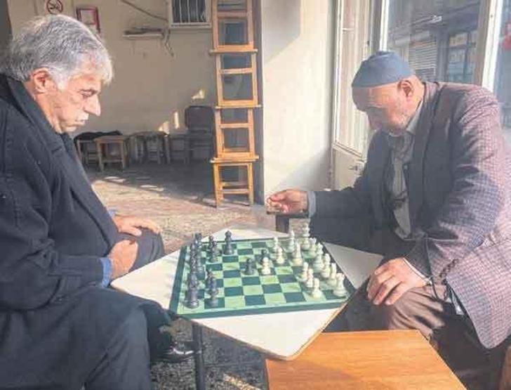 Bu köyde satranç kültürel bir miras 30 yıldır satranç oyunuyorum