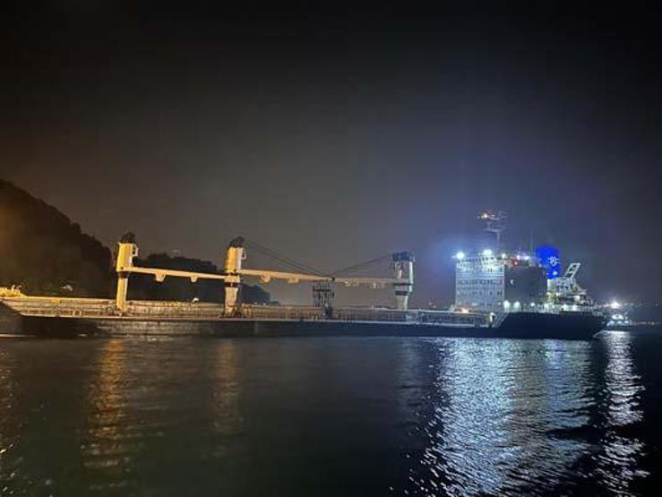 Son dakika... Beykoz’da karaya oturan yük gemisi kurtarıldı