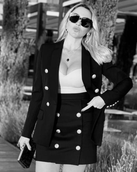 Hadise derin yırtmaçlı elbisesiyle ayna karşısına geçti
