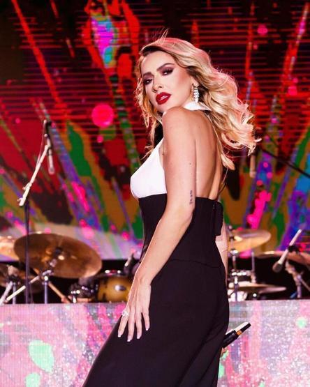 Hadise derin yırtmaçlı elbisesiyle ayna karşısına geçti
