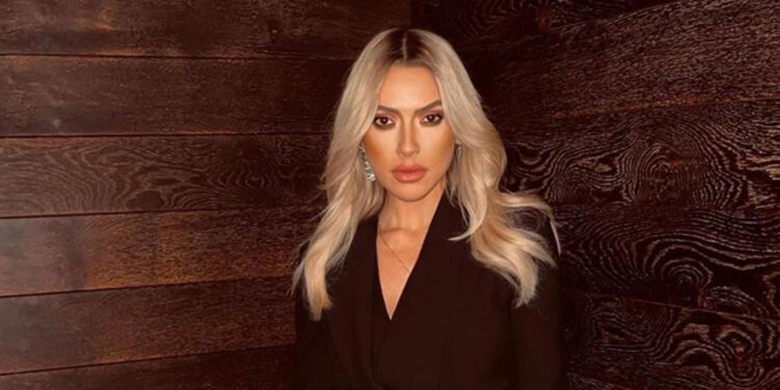 Hadise derin yırtmaçlı elbisesiyle ayna karşısına geçti