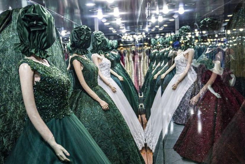Taliban gölgesinde mağazalar: Vitrin mankenlerinin başları plastik poşetlerle kapatıldı