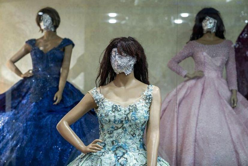 Taliban gölgesinde mağazalar: Vitrin mankenlerinin başları plastik poşetlerle kapatıldı
