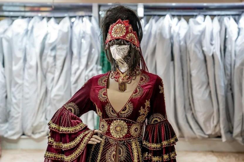 Taliban gölgesinde mağazalar: Vitrin mankenlerinin başları plastik poşetlerle kapatıldı