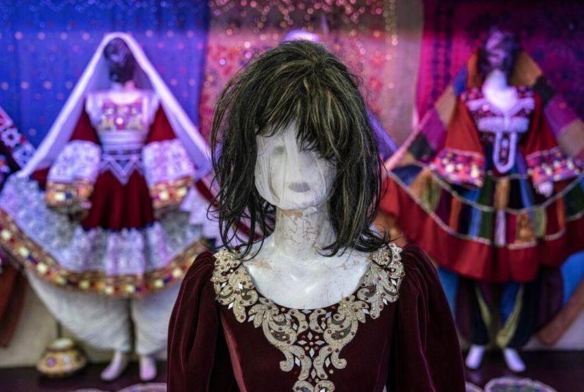 Taliban gölgesinde mağazalar: Vitrin mankenlerinin başları plastik poşetlerle kapatıldı