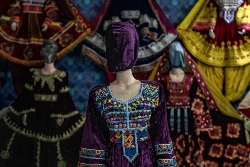 Taliban gölgesinde mağazalar: Vitrin mankenlerinin başları plastik poşetlerle kapatıldı