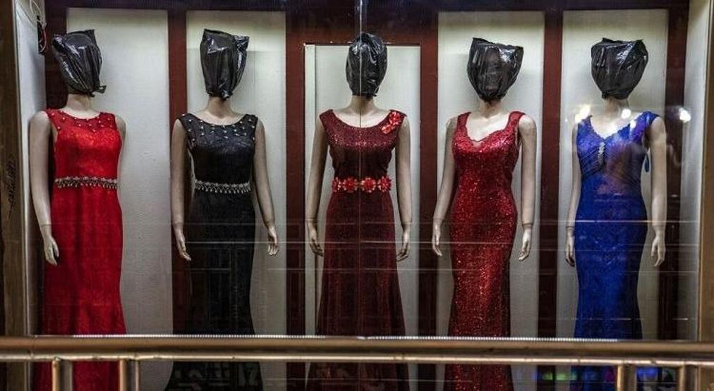 Taliban gölgesinde mağazalar: Vitrin mankenlerinin başları plastik poşetlerle kapatıldı