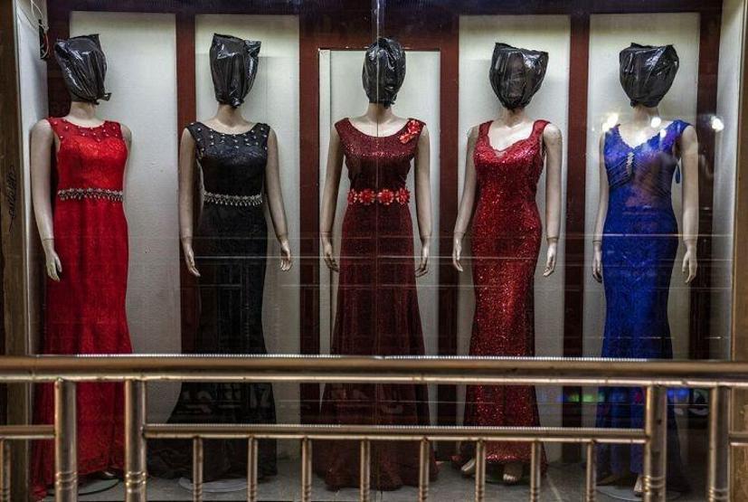 Taliban gölgesinde mağazalar: Vitrin mankenlerinin başları plastik poşetlerle kapatıldı