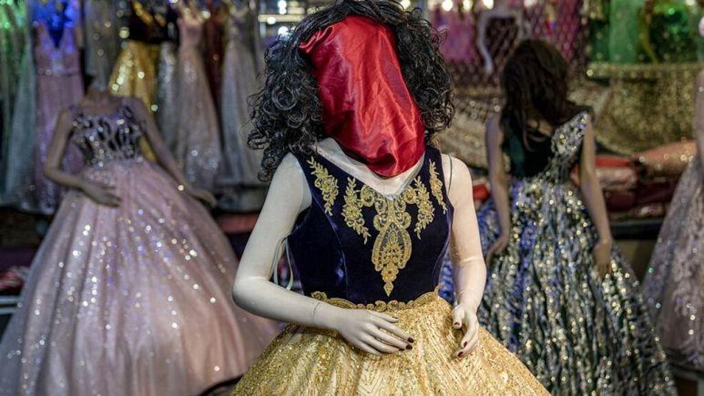 Taliban gölgesinde mağazalar: Vitrin mankenlerinin başları plastik poşetlerle kapatıldı