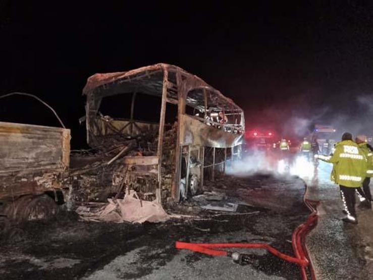 Mersinde otobüs TIRa çarptı 3 ölü, 20 yaralı