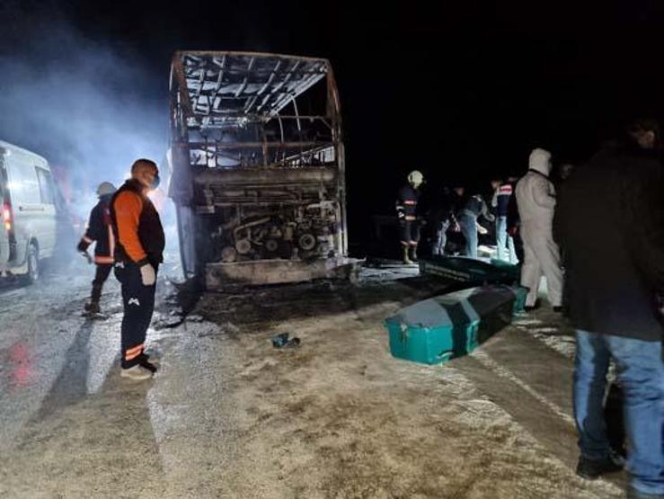 Mersinde otobüs TIRa çarptı 3 ölü, 20 yaralı
