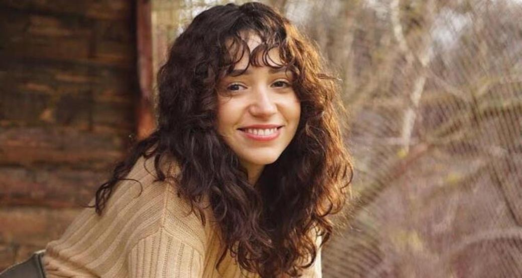 Zeynep Bastıktan balkon pozu