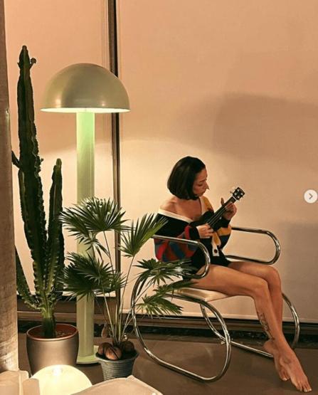 Zeynep Bastıktan balkon pozu