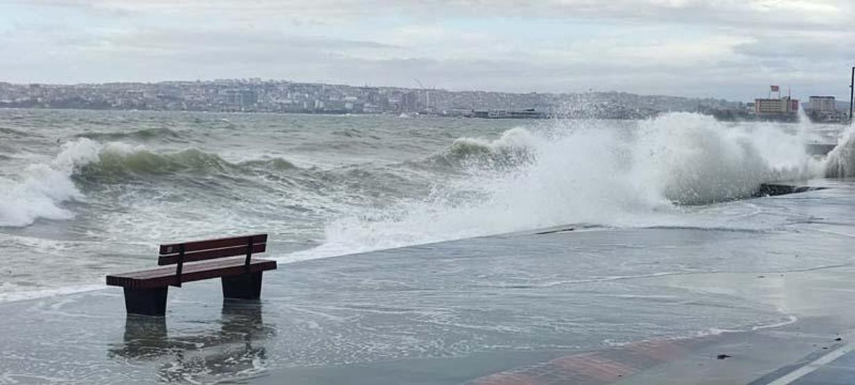 Dev dalgalar İstanbul sahillerini dövdü