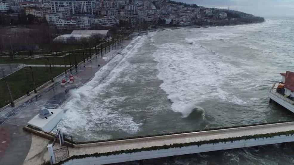 Dev dalgalar İstanbul sahillerini dövdü