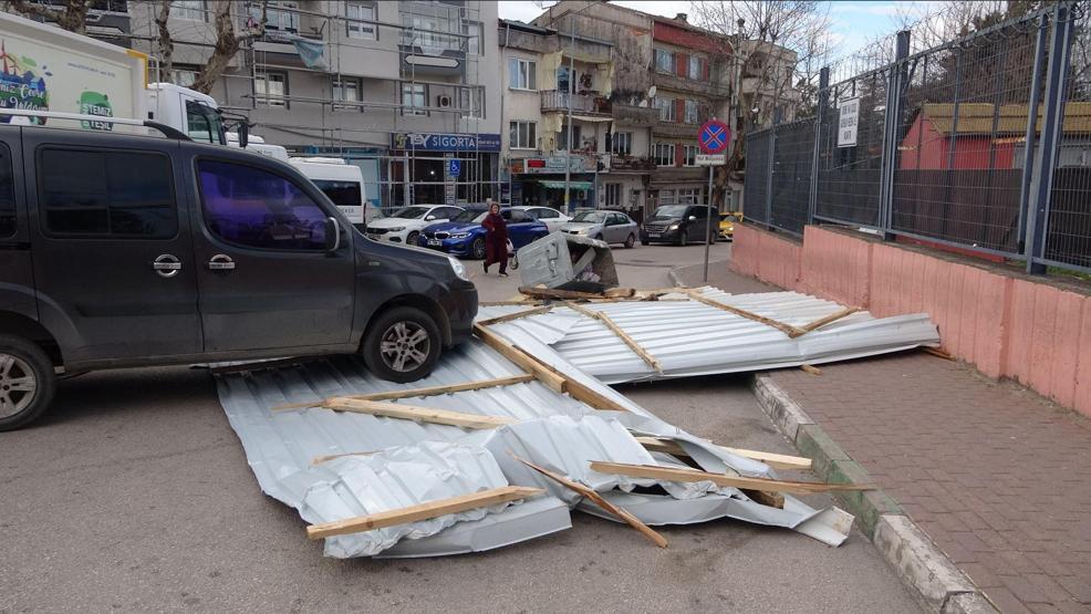 Bursa’da fırtına hayatı felç etti: Ağaçlar devrildi, otluk alan yangını depoya sıçradı