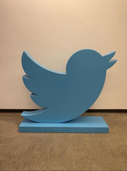 Twitter ofisindeki eşyalar açık artırmada