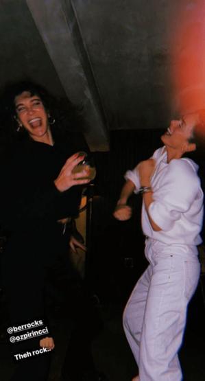 Özge Özpirinçci ve Berrak Tüzünataç coştu