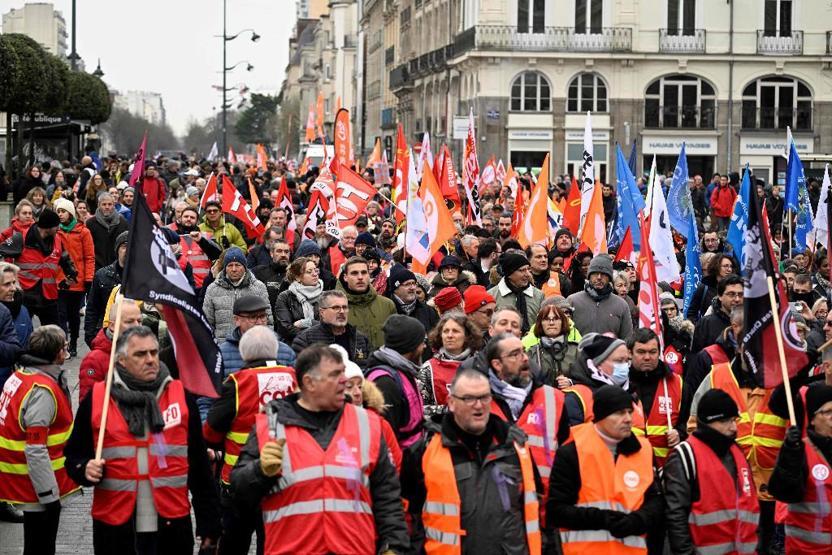 Fransada halk emeklilikte 64 yaş uygulamasına karşı sokağa döküldü: Macron geri adım atar mı