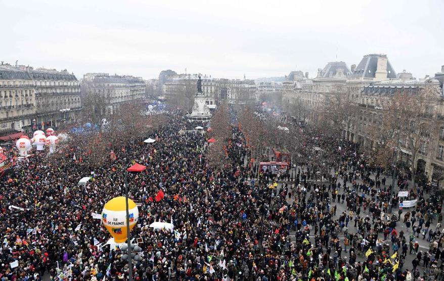 Fransada halk emeklilikte 64 yaş uygulamasına karşı sokağa döküldü: Macron geri adım atar mı