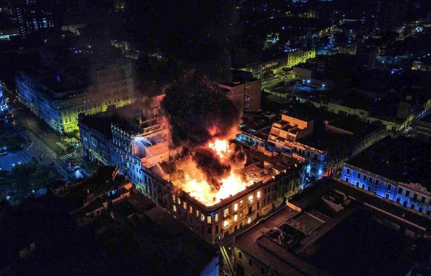 Perudaki hükümet karşıtı protestolar sırasında tarihi binada yangın
