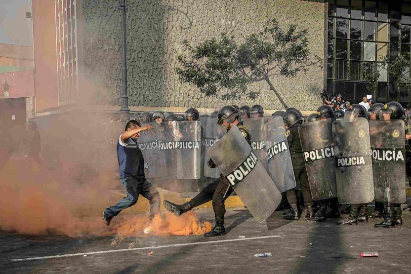 Perudaki hükümet karşıtı protestolar sırasında tarihi binada yangın