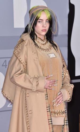 Billie Eilishin başı takıntılı hayranıyla dertte
