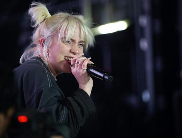Billie Eilishin başı takıntılı hayranıyla dertte