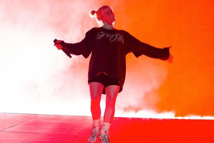 Billie Eilishin başı takıntılı hayranıyla dertte