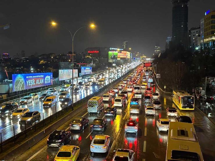 İstanbulda trafik yoğunluğu yüzde 90a ulaştı