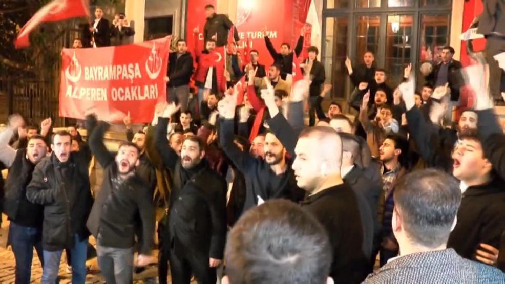 İsveç Konsolosluğu önünde Kuran-ı Kerimin yakılması protesto edildi