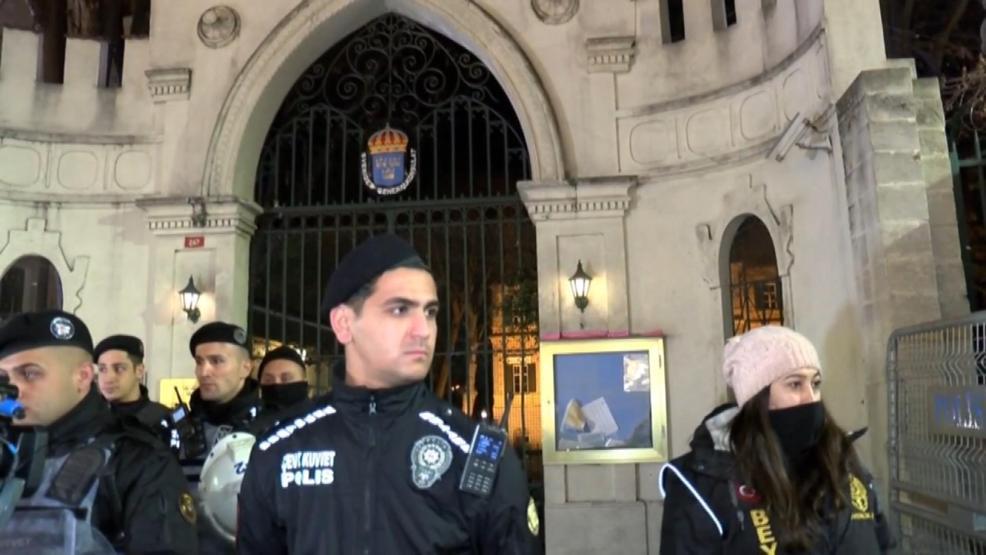 İsveç Konsolosluğu önünde Kuran-ı Kerimin yakılması protesto edildi