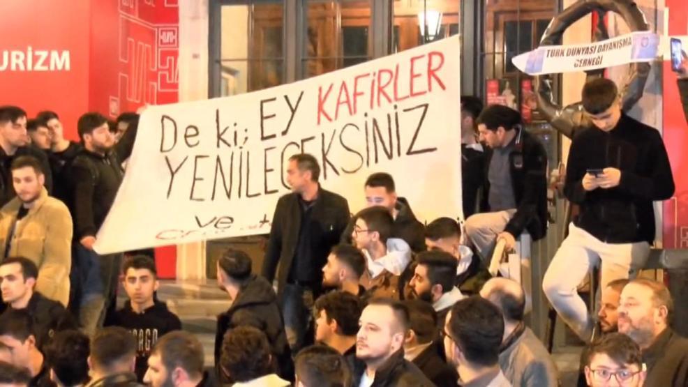İsveç Konsolosluğu önünde Kuran-ı Kerimin yakılması protesto edildi
