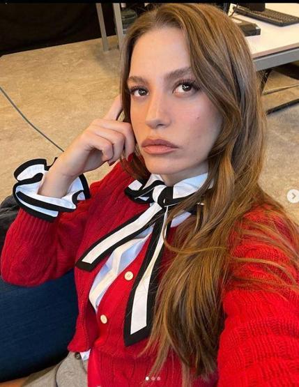 Serenay Sarıkayanın ayakları sosyal medyada alay konusu oldu