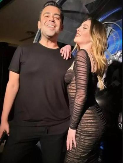 Melis Sezen göğüs dekoltesiyle nefes kesti
