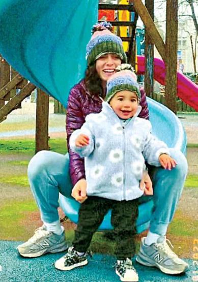 Özge Özpirinçci çocukluğuna döndü