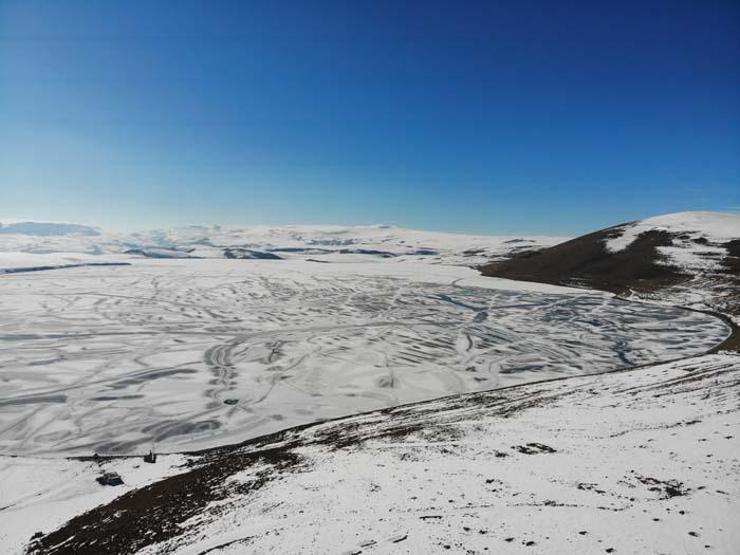 Karsta donan Aygır Gölü havadan görüntülendi