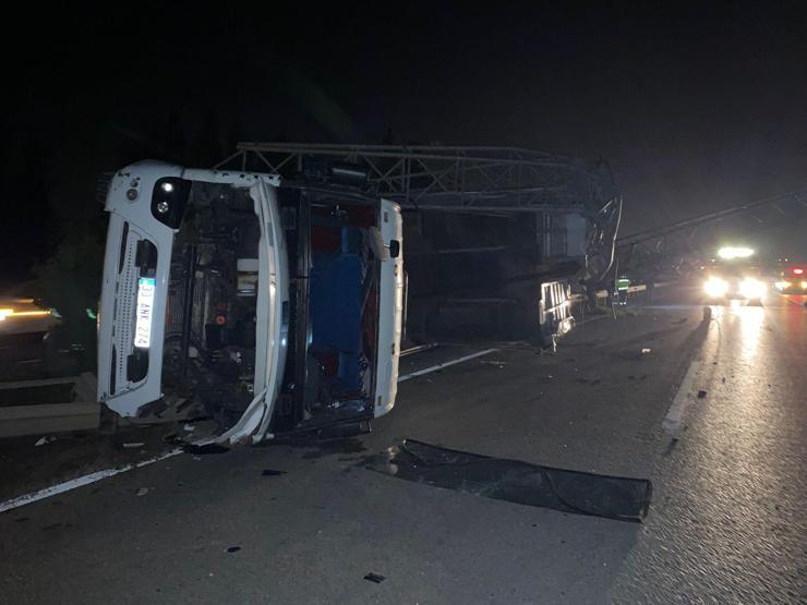 Tırın açılan dorsesi EDSye çarptı, ortalık savaş alanına döndü
