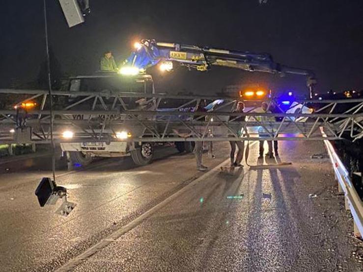 Tırın açılan dorsesi EDSye çarptı, ortalık savaş alanına döndü