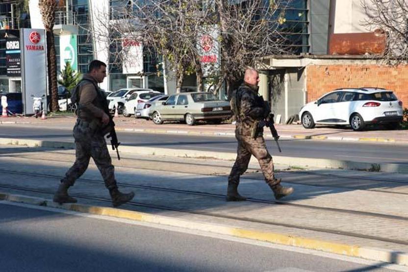Antalyada hareketli anlar Tabancayla belediyeyi bastı...