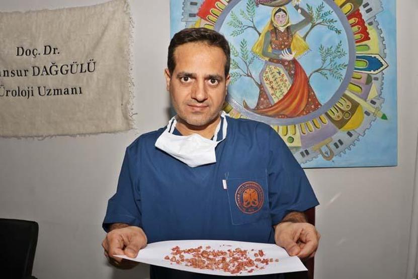 Hastanın böbreğini kaplayan taş, 100den fazla parçaya bölünerek çıkarıldı