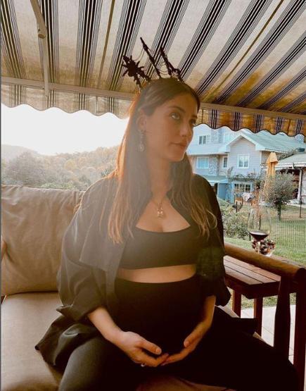 Hazal Kaya kendisini eleştiren takipçisine yanıt verdi