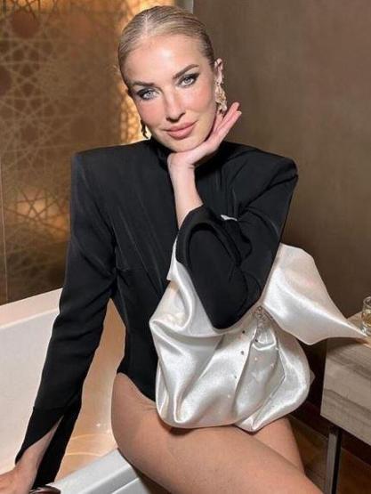 Burcu Esmersoydan cesur küvet pozları