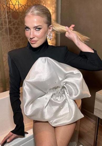 Burcu Esmersoydan cesur küvet pozları