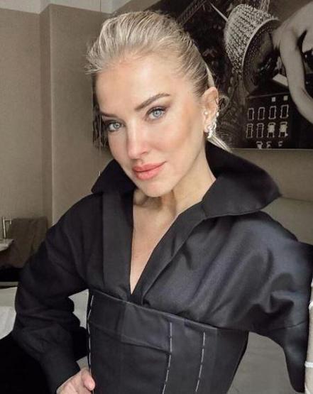 Burcu Esmersoydan cesur küvet pozları