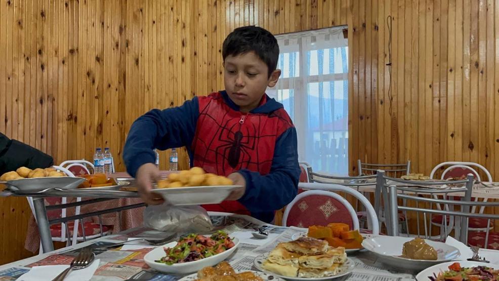 500 yıldır süren gelenek: Tüm yemekler camiye getiriliyor