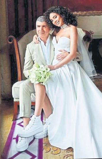 Özcan Denizden Samar Dadgara milyonluk nikah yüzüğü