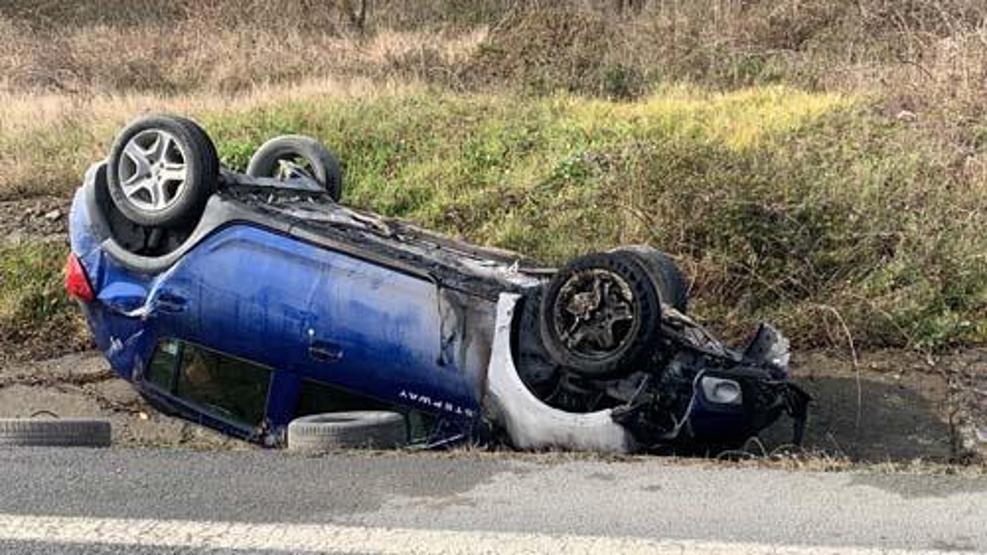 Eyüpsultanda yanan otomobilden son anda kurtarıldılar